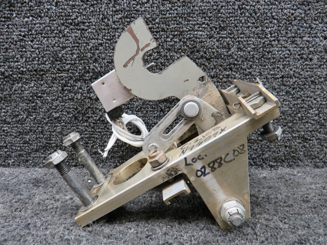 Nページ 1243415-1 Cessna 210B Nose Gear Uplock Hook Support and Switch