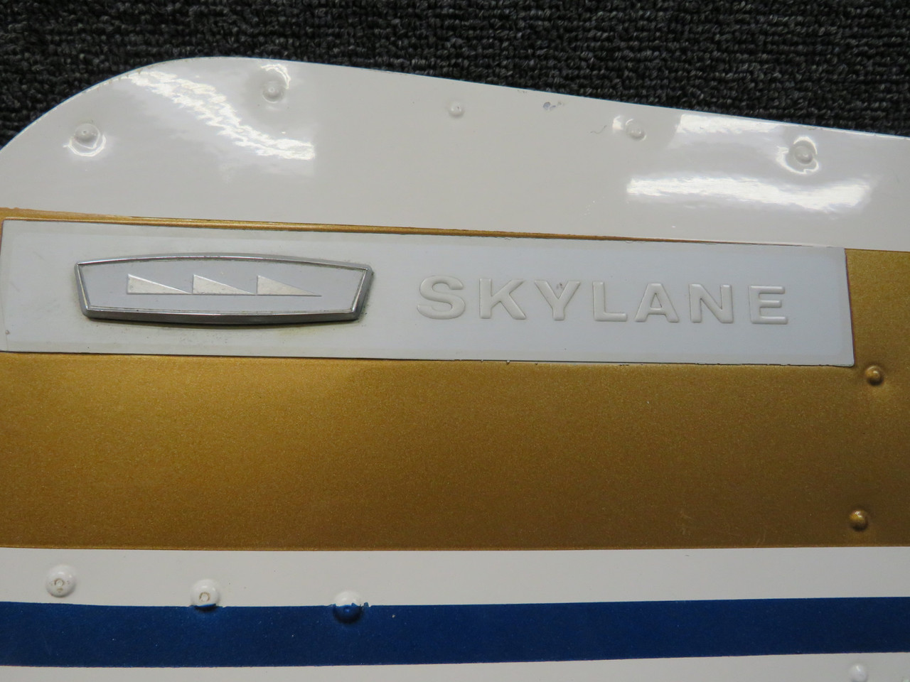 b.ページ 0711629-1 Cessna 182J Baggage Door Striped Assembly