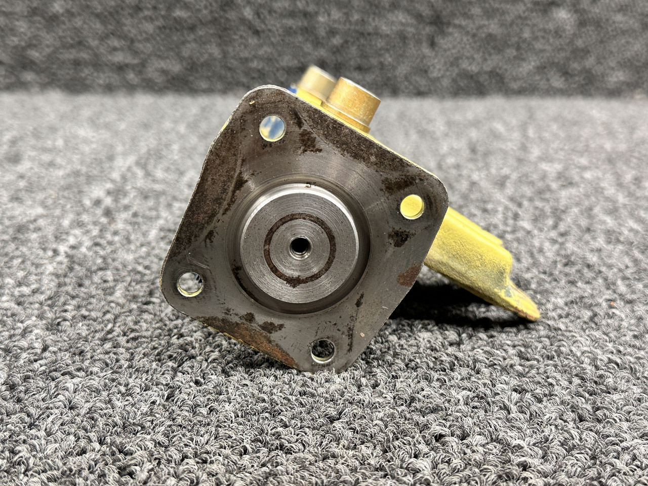 1241423-1 (Alt: 1294151-1) Cessna 210J LH Main Gear Saddle Assembly