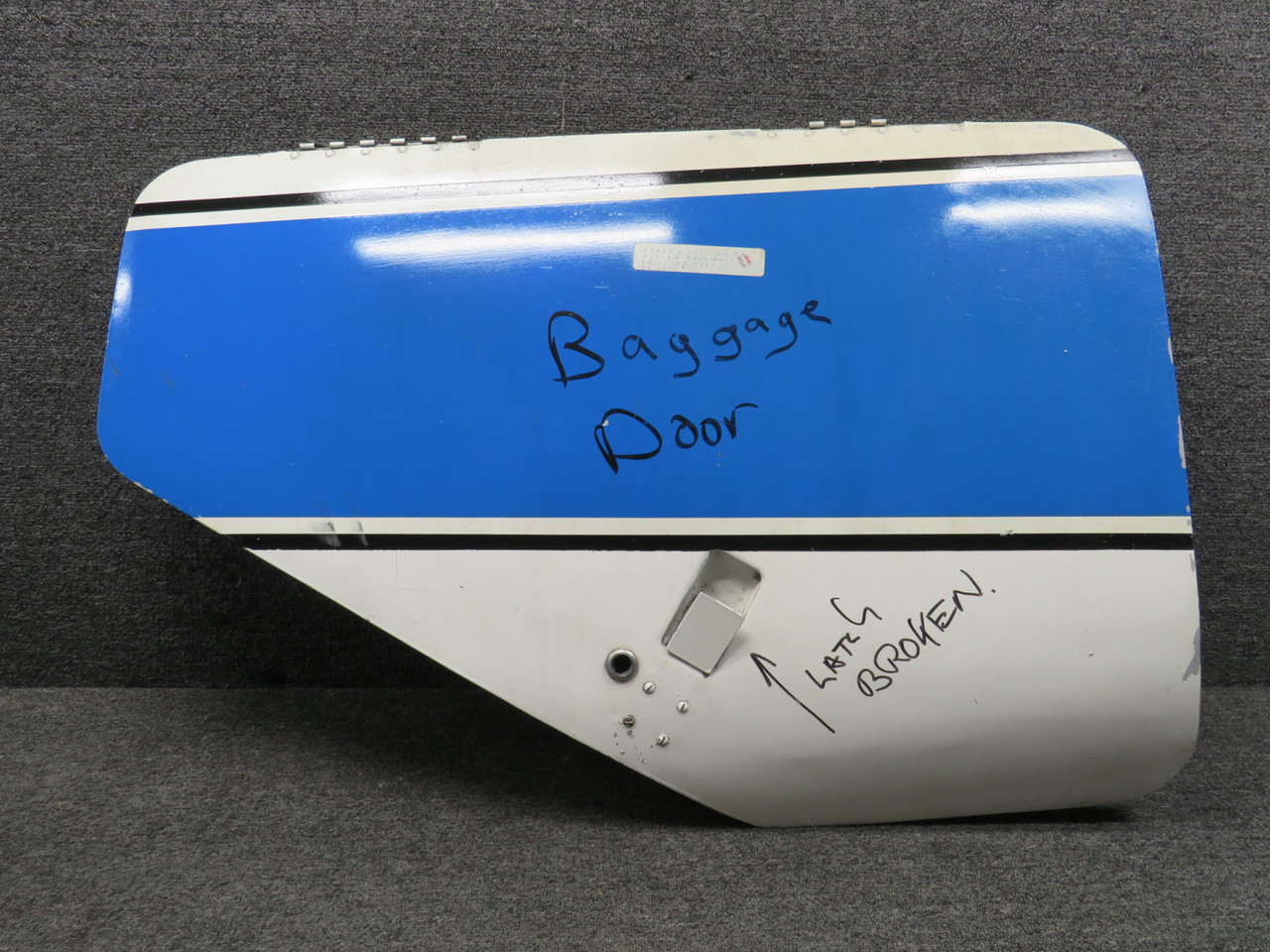 ハル① 2017001-1 Cessna 177RG Baggage Door Broken Latch, Striped
