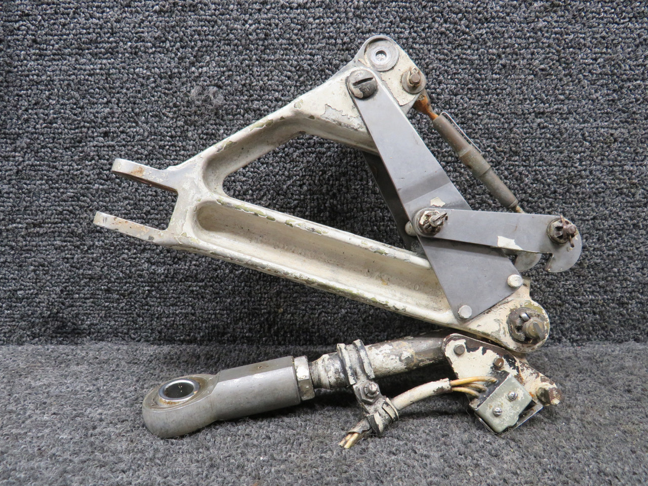 uk05ページ2-⑩ 67025-010 Piper PA34-200 Main Landing Gear Truss Assembly RH w