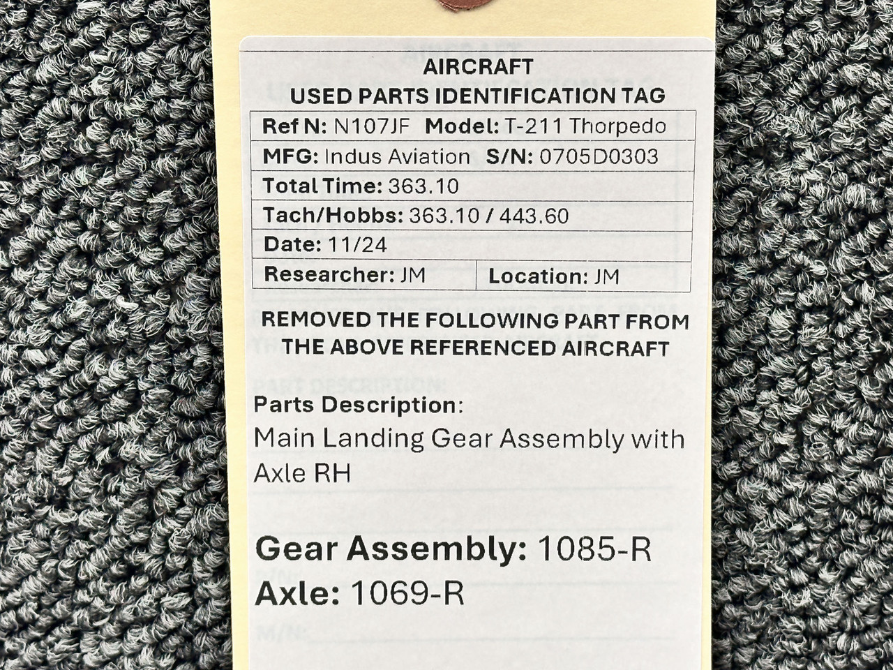 1085-R, 1069-R Thorp T-211 Main Landing Gear Assembly and Axle RH
