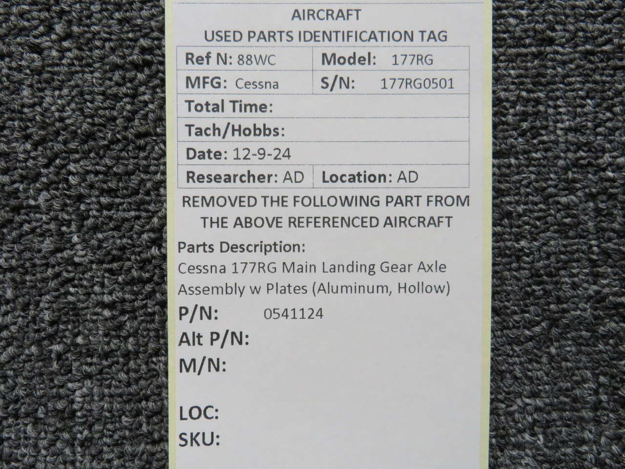0541124 Cessna 177RG Main Landing Gear Axle Assembly with Plates