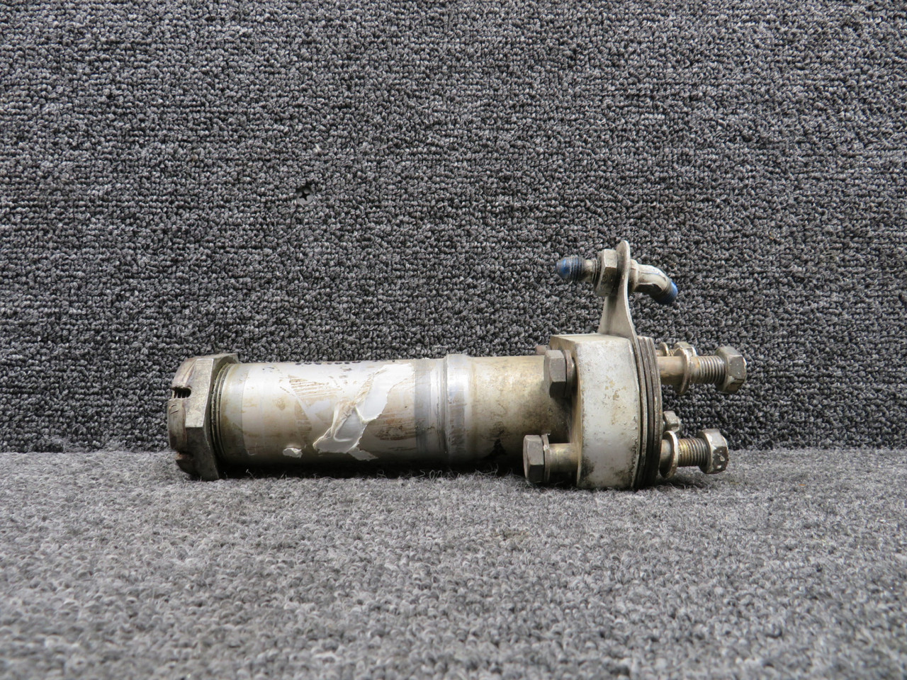 0541124 Cessna 177RG Main Landing Gear Axle Assembly with Plates