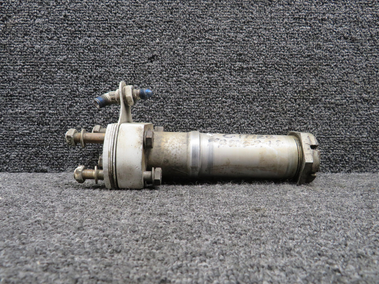 0541124 Cessna 177RG Main Landing Gear Axle Assembly with Plates