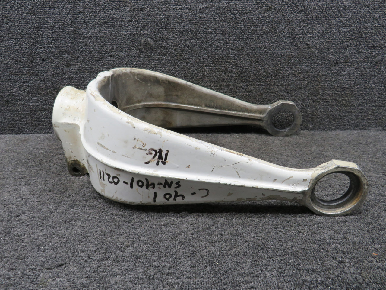 なす 5842000-230 Cessna 401 Nose Gear Fork (Minus Tube) For Sale