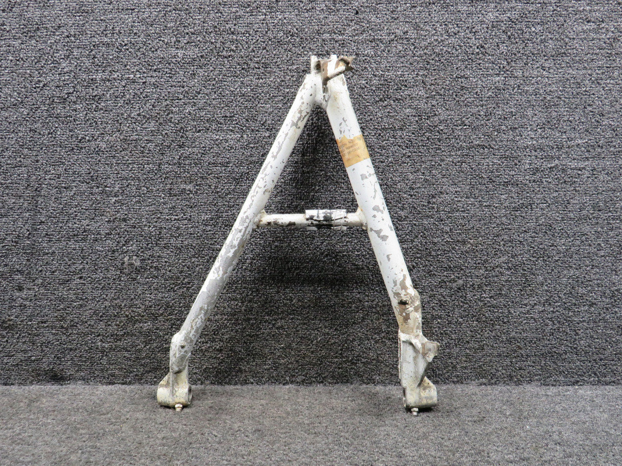 NKページ 95-824019 Beechcraft N35 Nose Gear V Brace Unit (Bent Fin)
