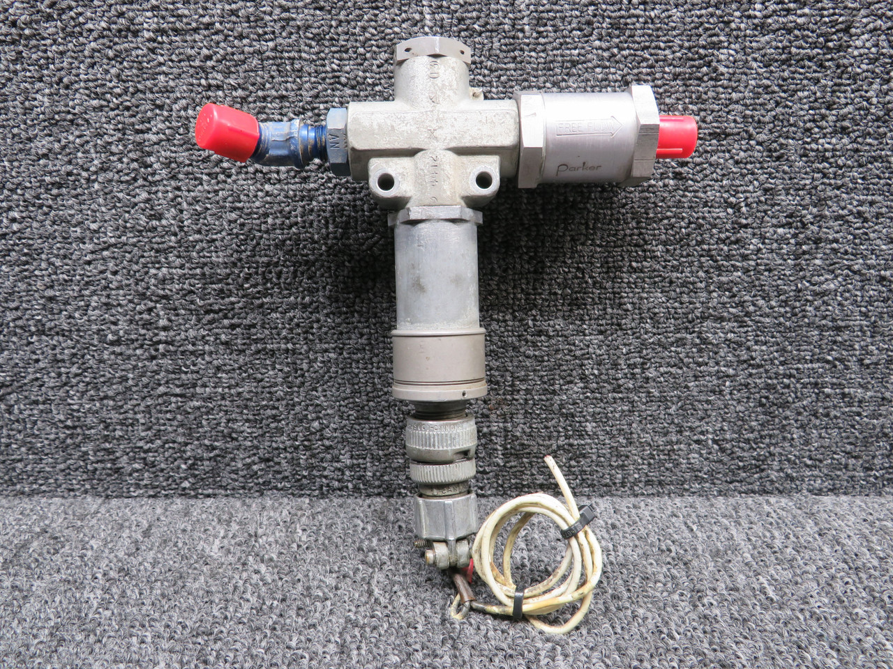 Cessna117出品　2個口 AV2B1371, 1111-517700 Cessna 210 Fuel Check Valve Solenoid