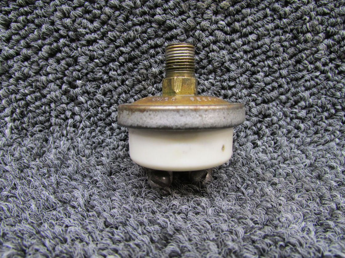 M-4077-3V (Alt: 587-956) Hobbs Oil Pressure Switch