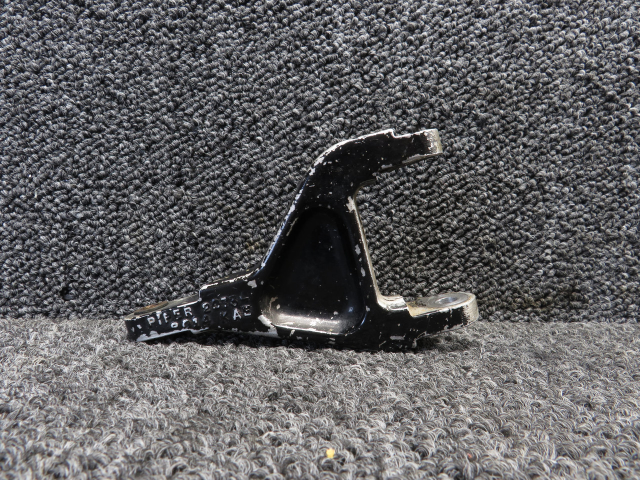 Naaページ 2043021-11 Cessna 177RG Aft Left Hand Nose Gear Door Assembly (White)