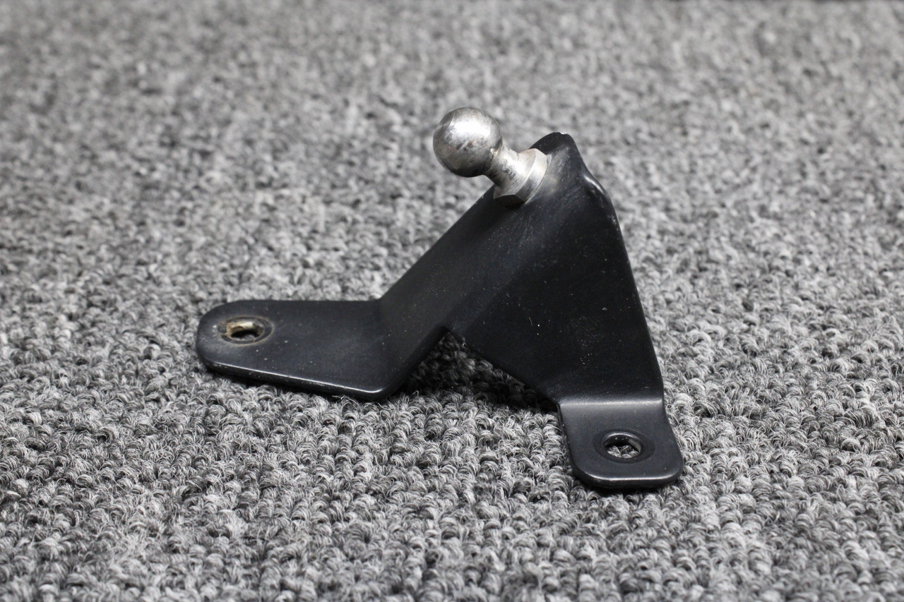 D60-5283-52-60 Diamond DA42-NG Nose Gear Door Bracket RH