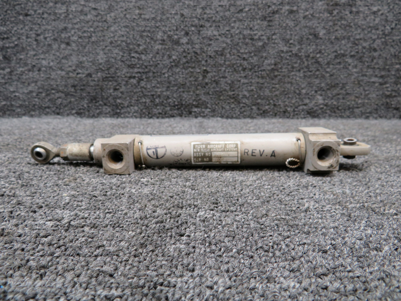 31901 Piper Main Landing Gear Door Actuator (Minus Fitting)