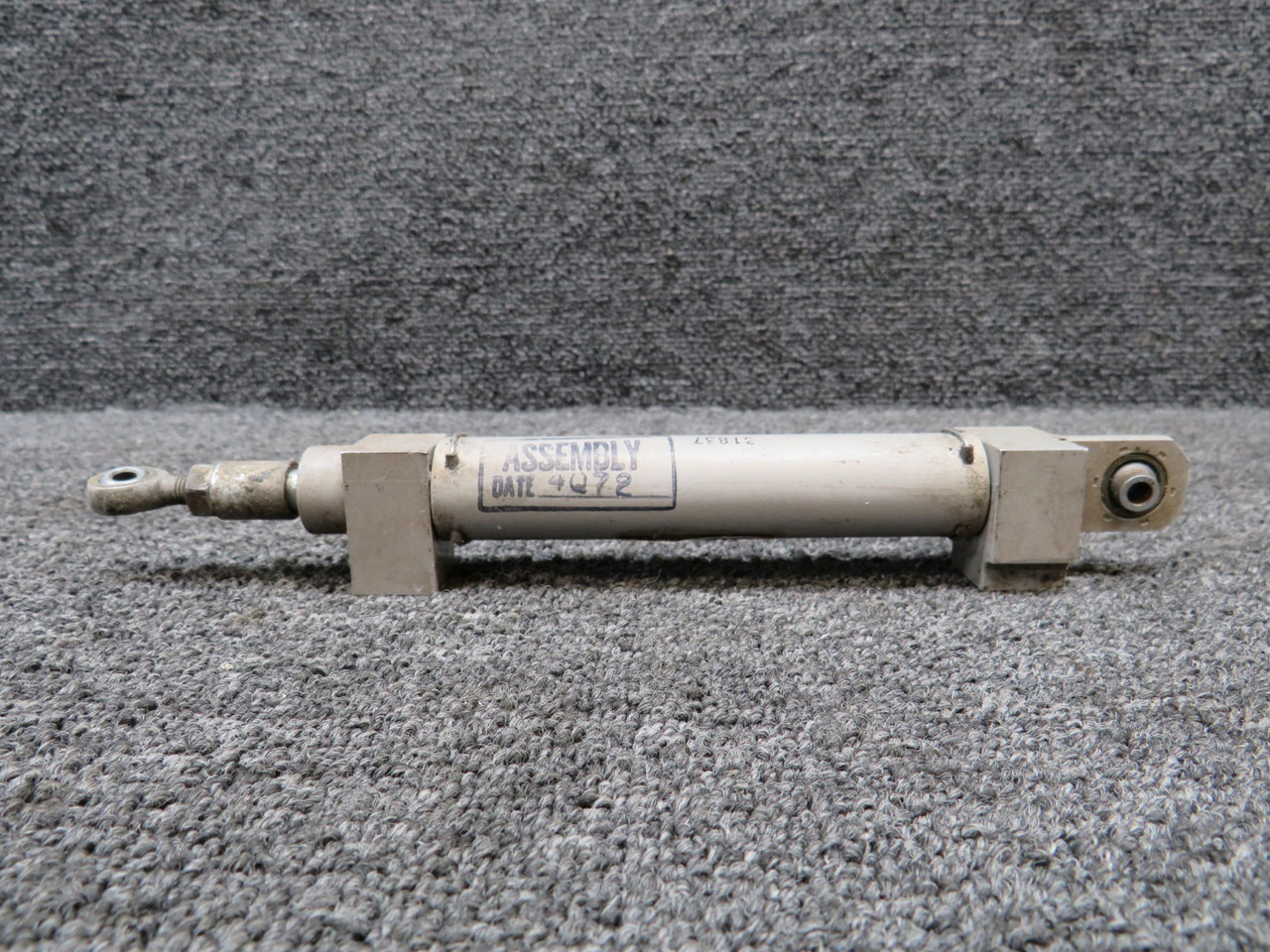 31901 Piper Main Landing Gear Door Actuator (Minus Fitting)