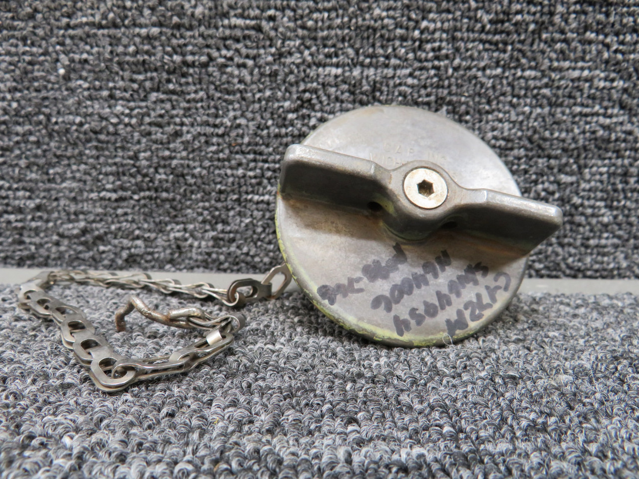 C156003-0101 Cessna 172M Fuel Tank Cap Assembly Vented with Chain RH