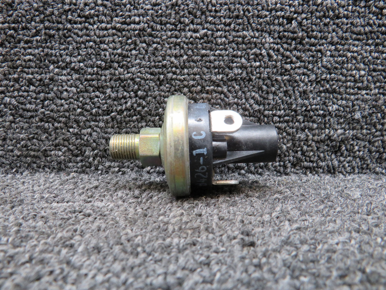 B426-1 (Alt: S76083-30-29) Hobbs Oil Pressure Switch (New Old