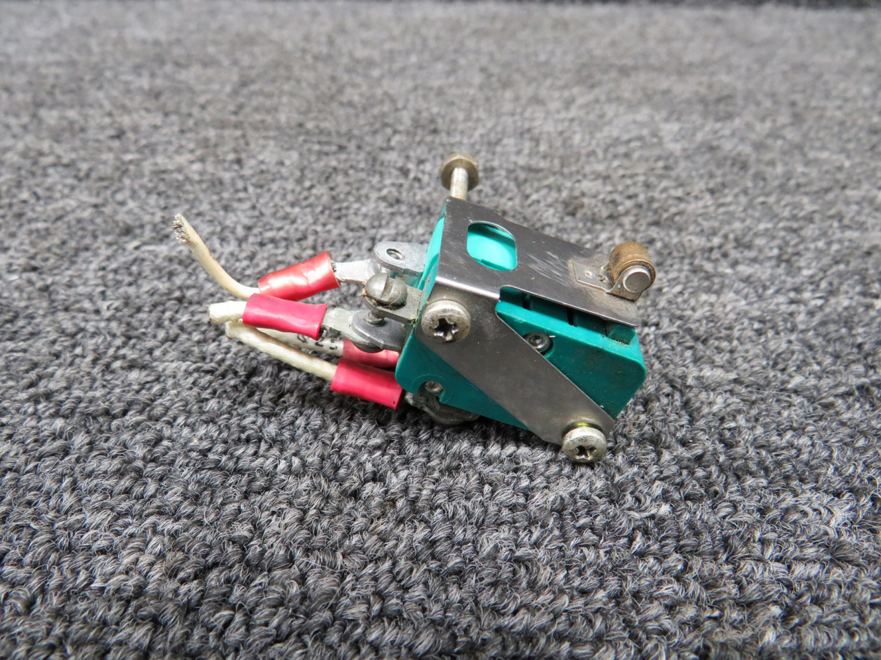 MS25253-1 (Alt: V3-1001) Micro Switch Assembly Set of 2 For Sale