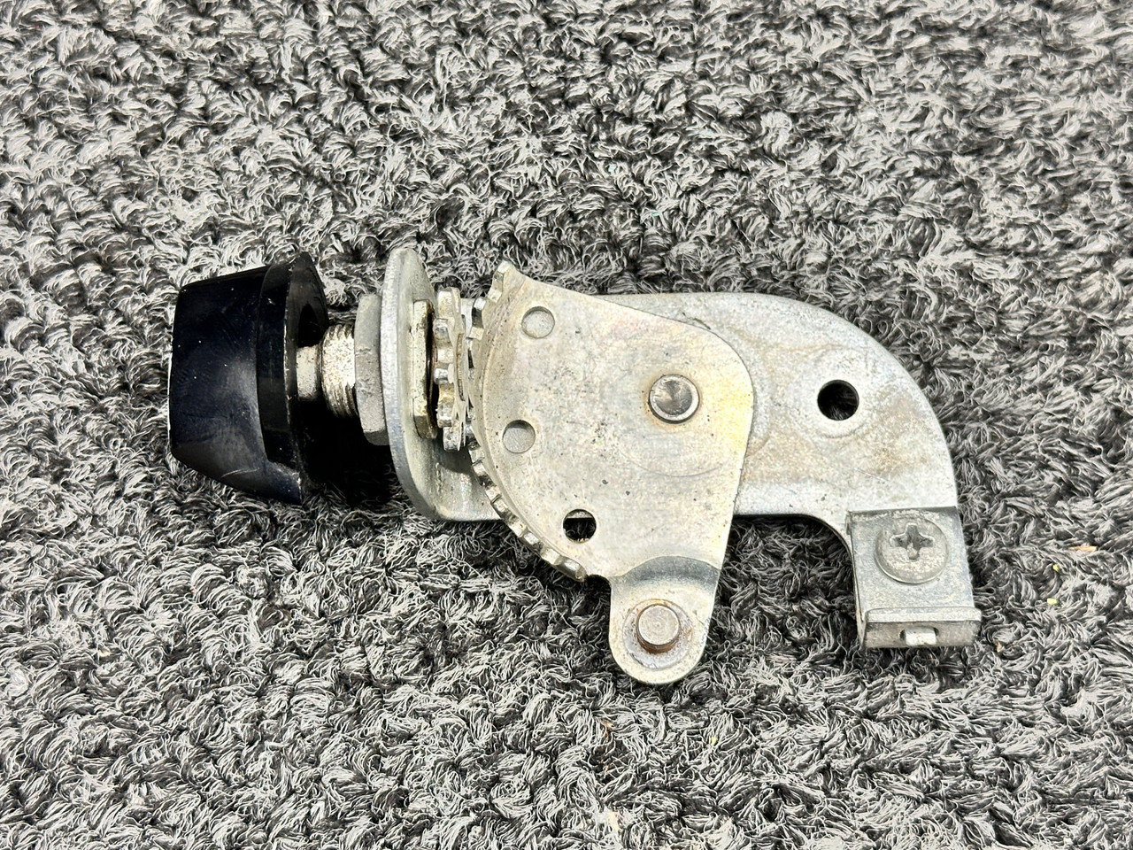 Cessna117出品　2個口 5117239-2 Cessna 340A Heat or Cabin Air Control Knob For Sale