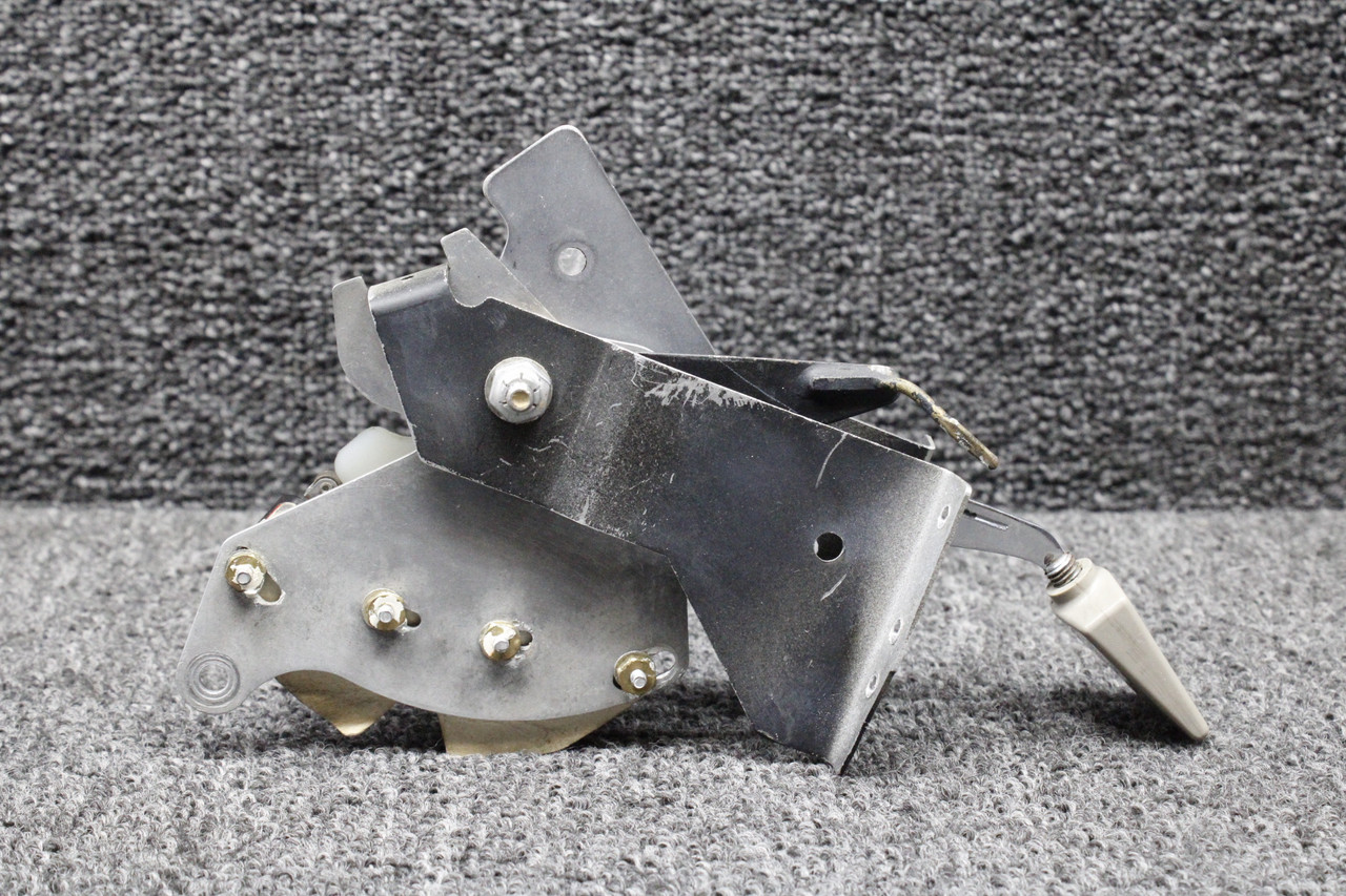※RT-170805ページ 1512280-13 (Use: 1511280-41) Cessna T210L Flap Control Lever with