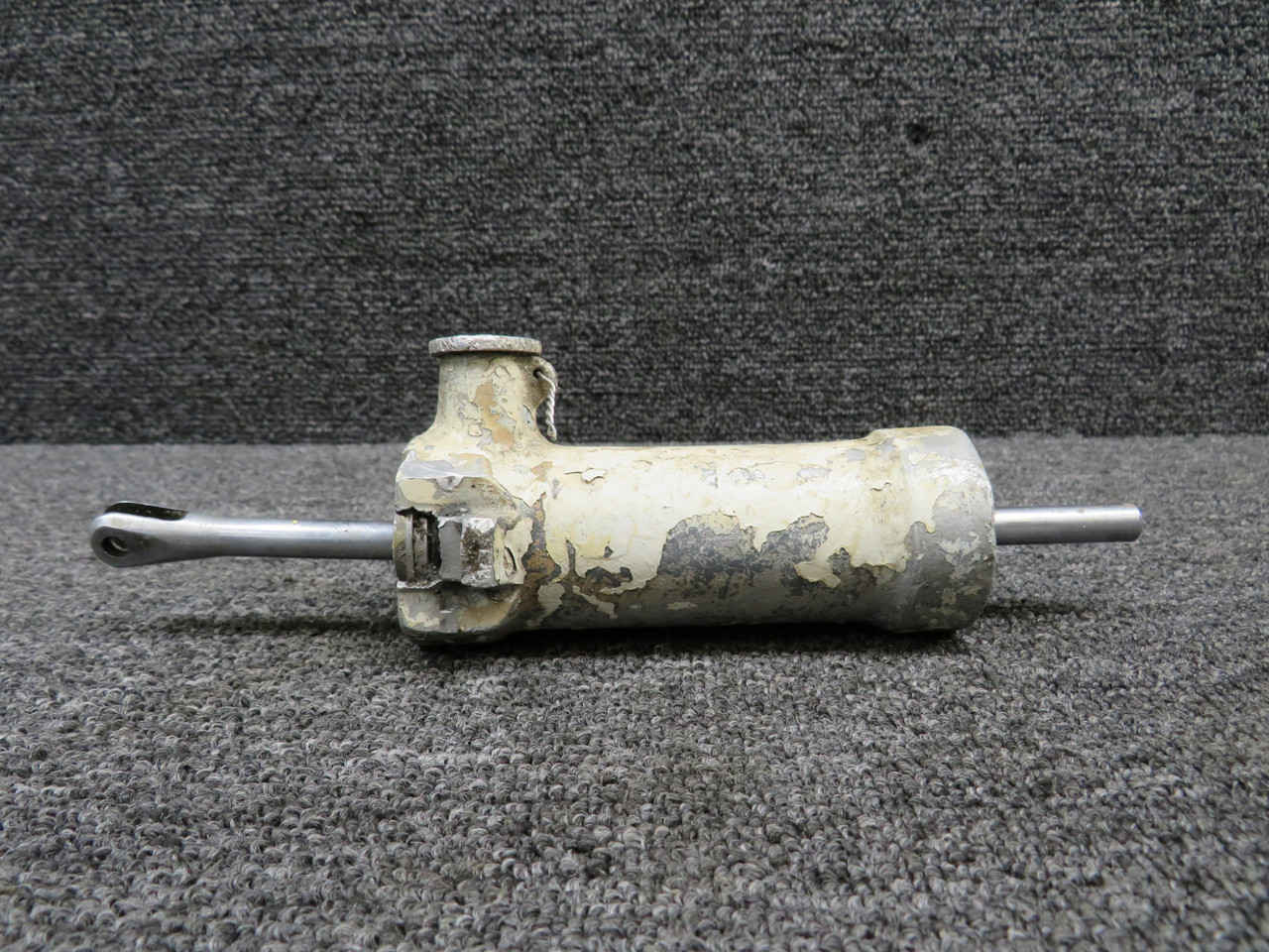 take 2ページ 0842400-8 Cessna 182A Shimmy Dampener (Core) For Sale