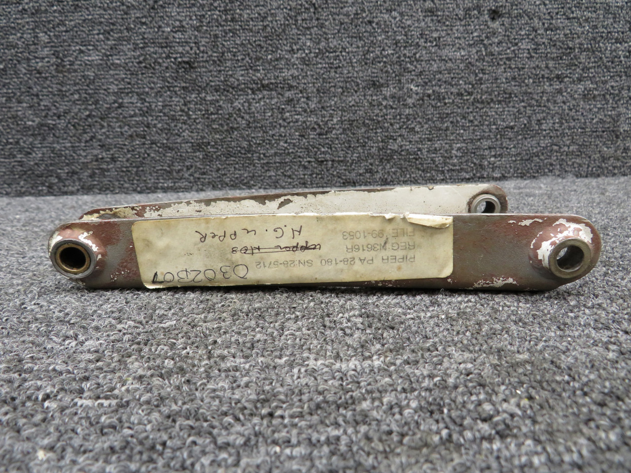 38ページ 13074-002 Piper PA28-180 Nose Wheel Upper Torque Link (Rusted) For