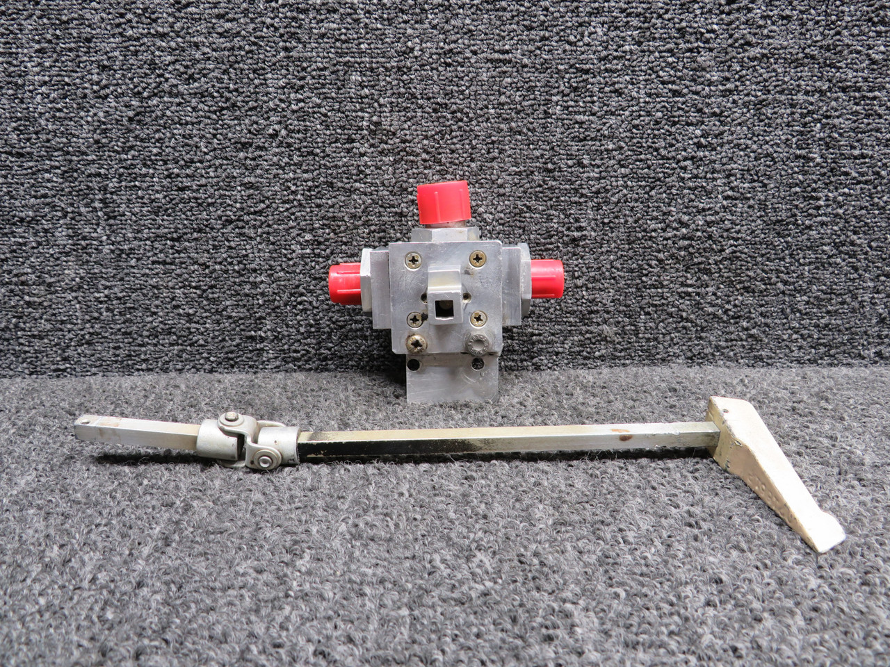 0513120-6 Cessna 172D Fuel Selector Valve Assembly with Shaft and