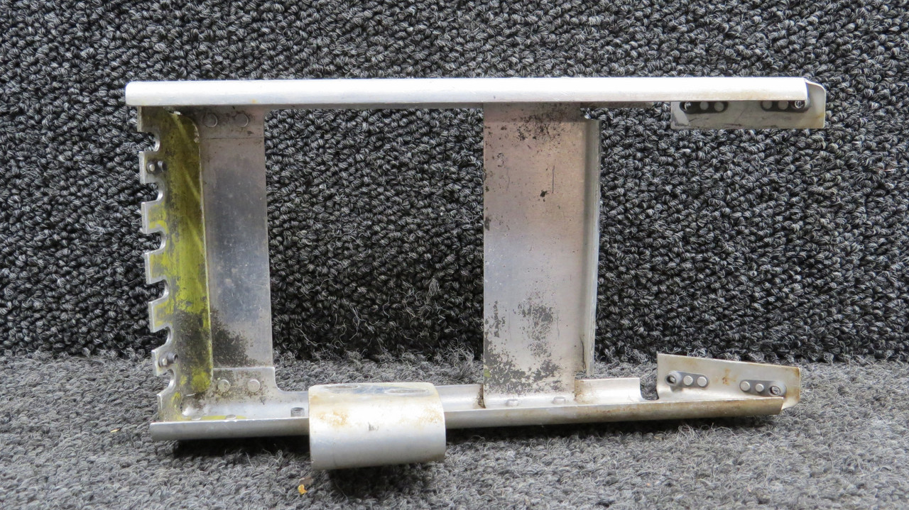 89356-002 Piper PA-44-180 Engine Controls Mount (Small Crack)