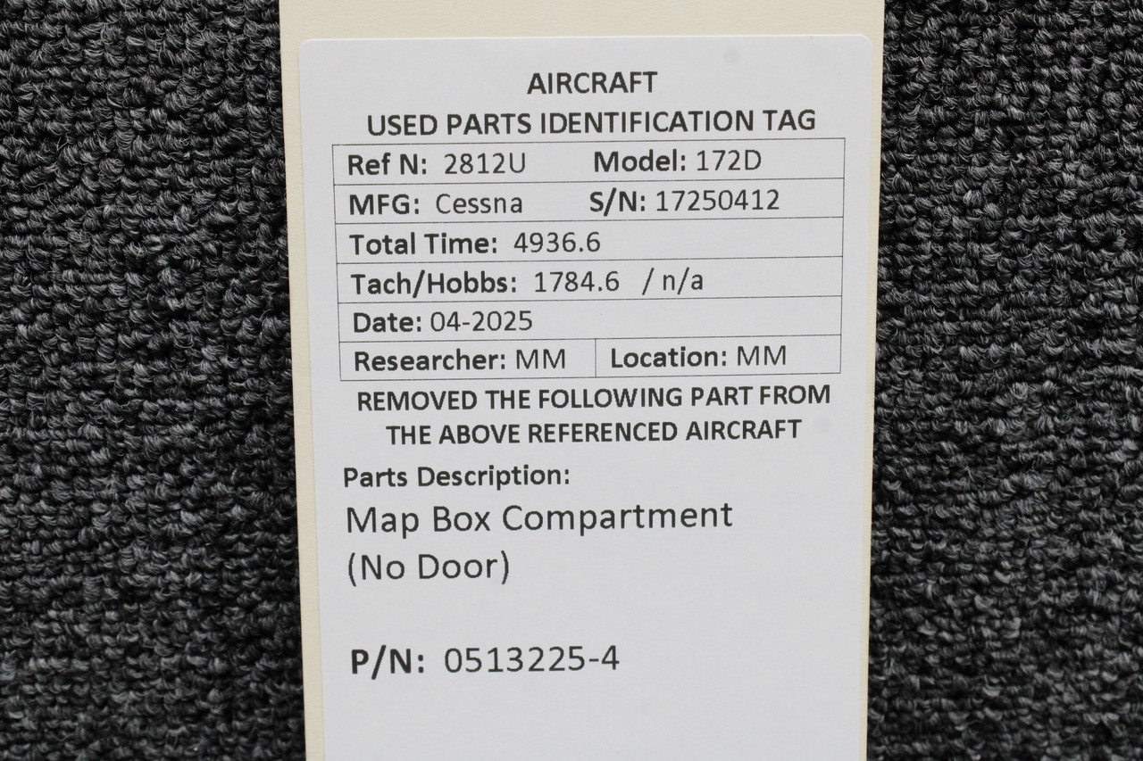 L⇔R MAP EAST CD欠品 0513225-4 Cessna 172D Map Box Compartment (Missing Door)