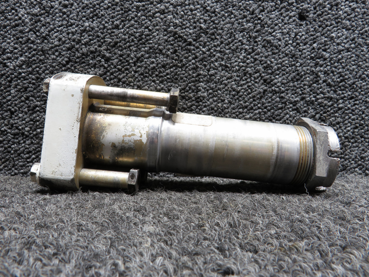 丈助 0541124-1 Cessna R182 Main Landing Gear Axle with Nut