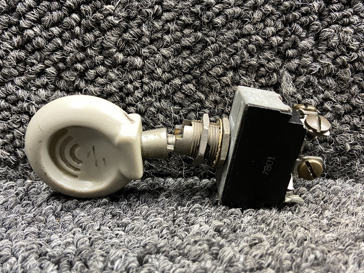 487-936 Piper PA32R-301 Landing Gear Toggle Switch (Grey Knob) For