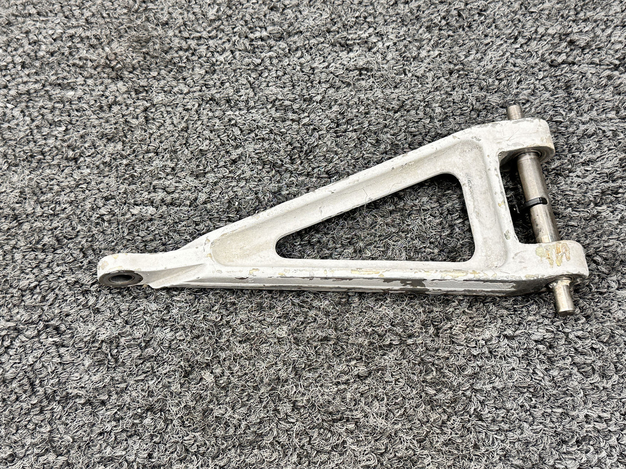 nk_1209ページ 96-820020-1 Beechcraft 58 Nose Gear Lower Torque Knee For Sale