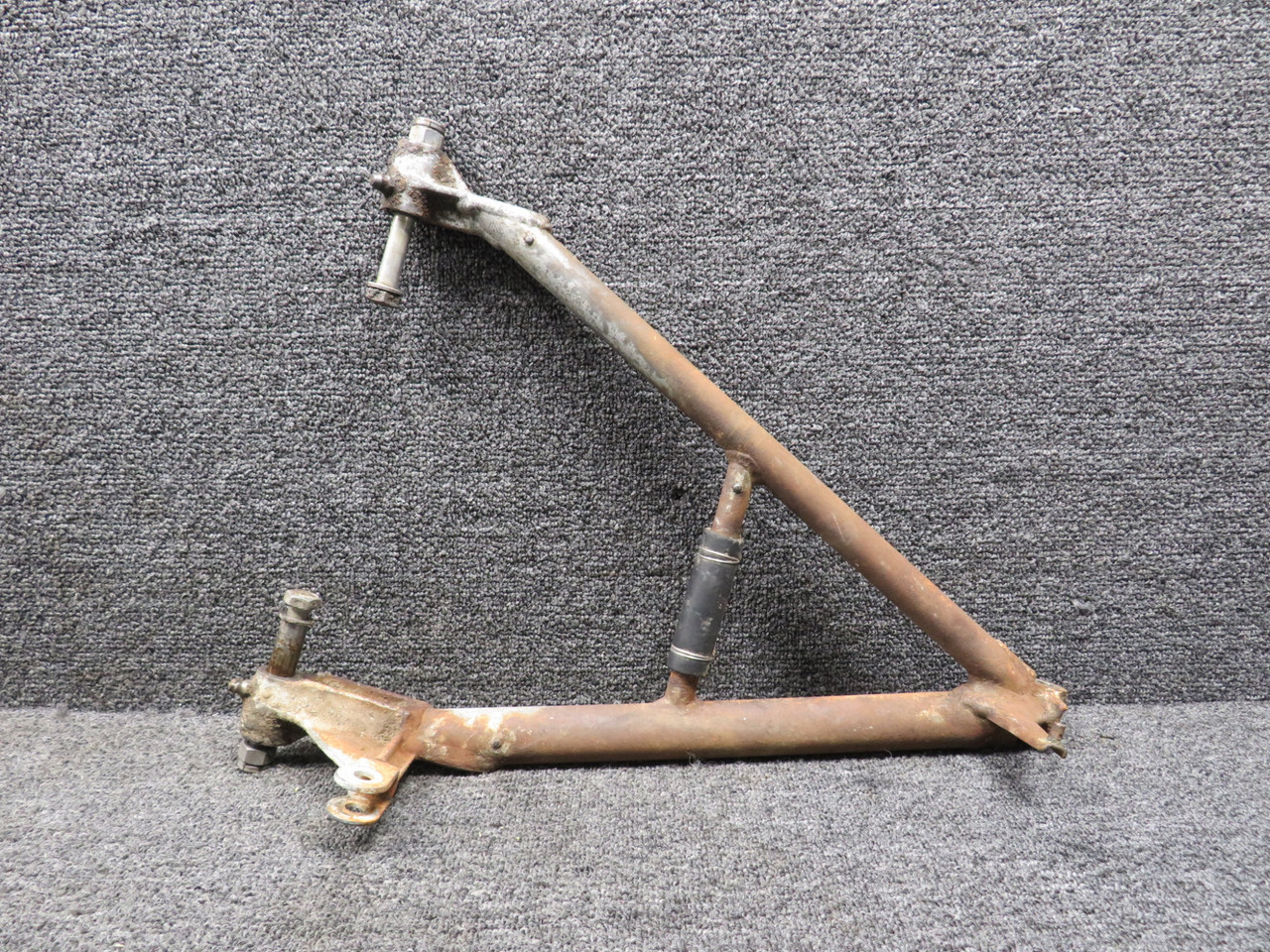 35-825072 Beechcraft G35 Nose Gear V Brace Assembly (Rusted)