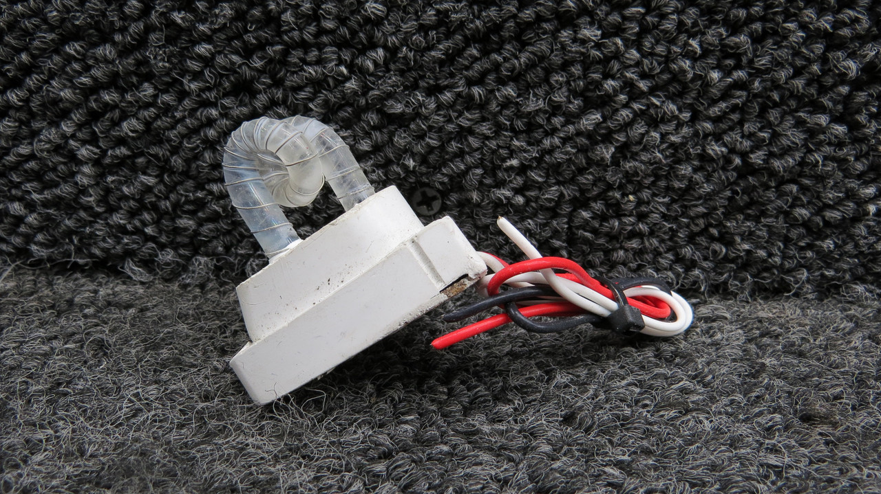 C622003-0101 Cessna 337G Wing Navigation Strobe Light Unit