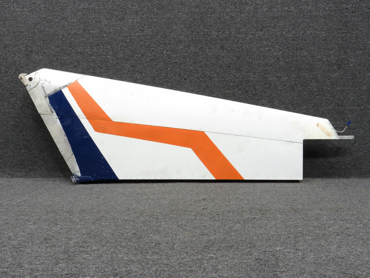 C出品 0431032-1 Cessna 150M Vertical Fin