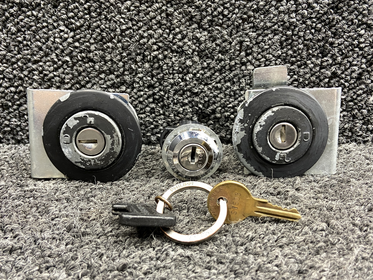 20273-002, 20277-001 Cirrus SR22T Cabin, Baggage Door Push Button Lock Set w Key