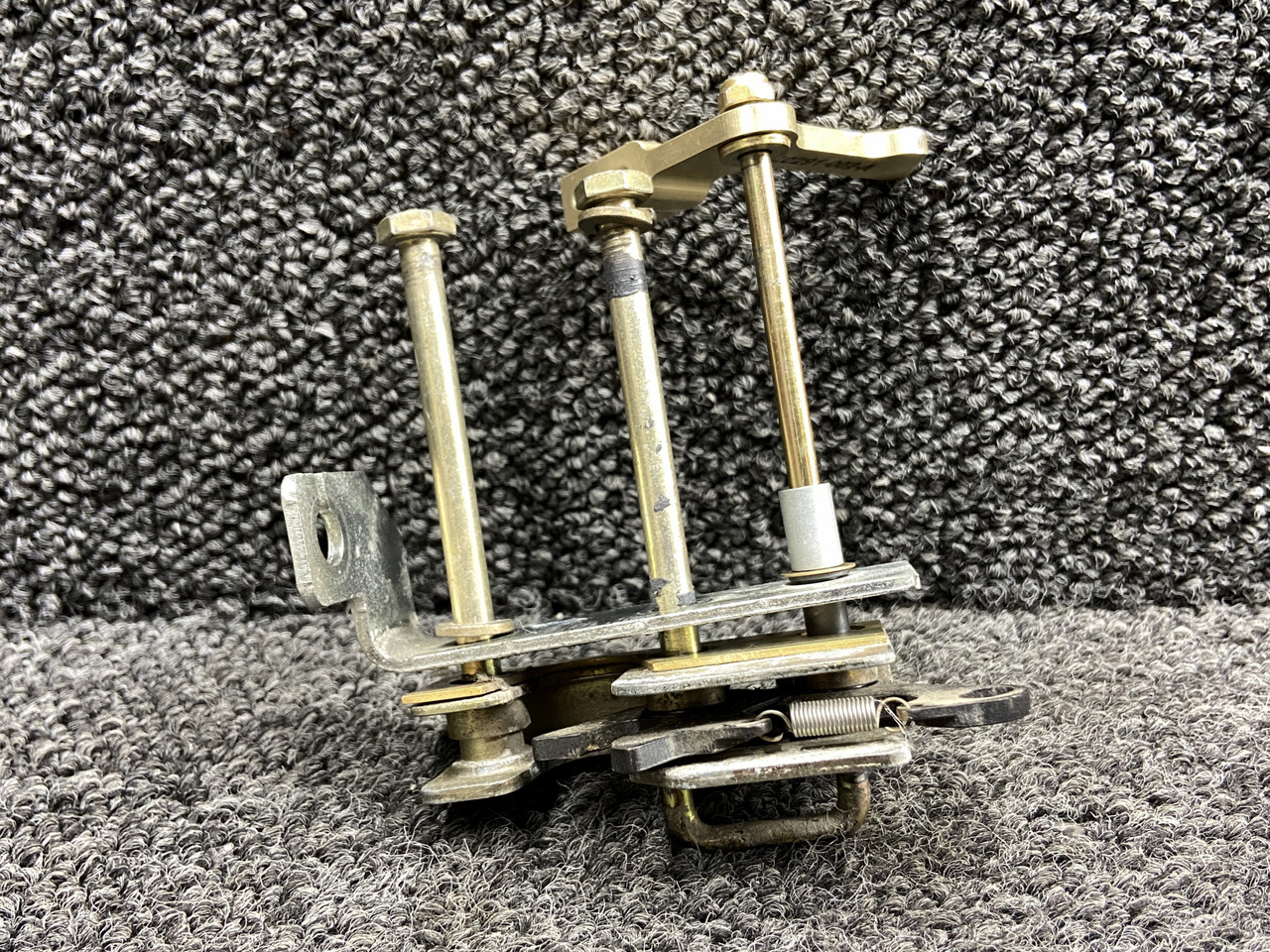 21861-001, 20289-002 Cirrus SR22T Cabin Door Rotary Latch LH w Bracket, Actuator