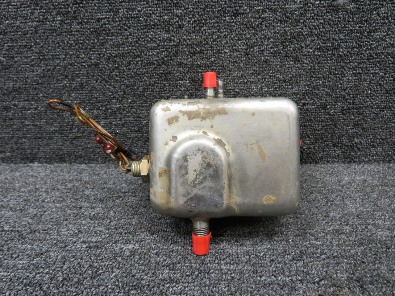 90-920035-3 Beechcraft B90 Fuel Drain Collector Tank (Loose Stud)