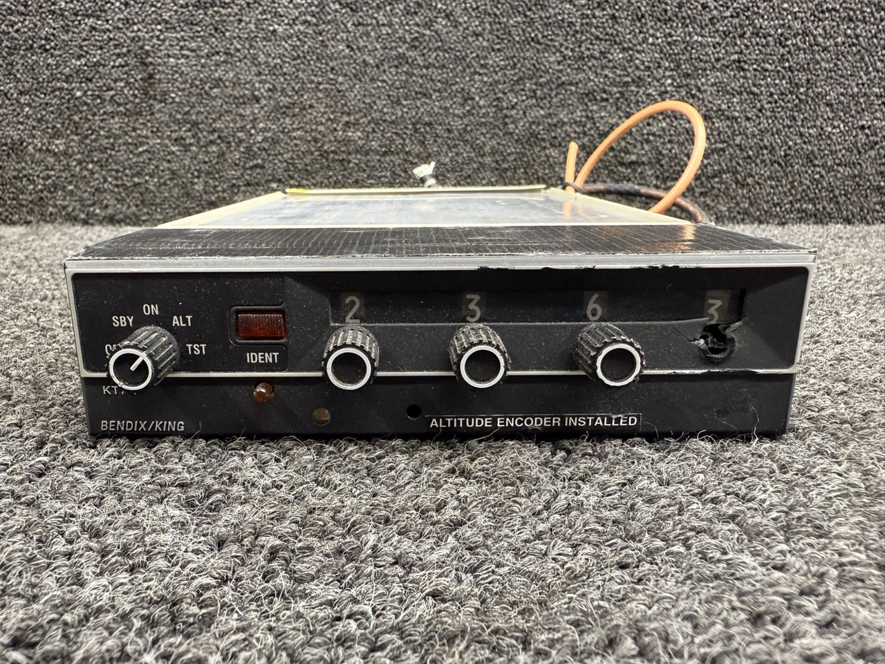 066-1062-00 Bendix King KT-76A ATC Transponder w Tray & Mods (Broken Knob, 14V)