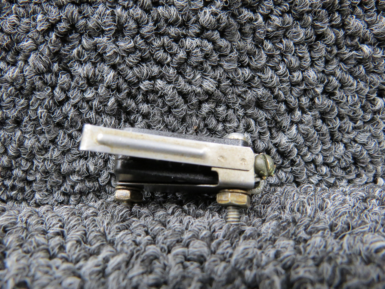 MS25253-1 (Alternate PN: V3-1001) Cessna 182M Micro Switch Fuel