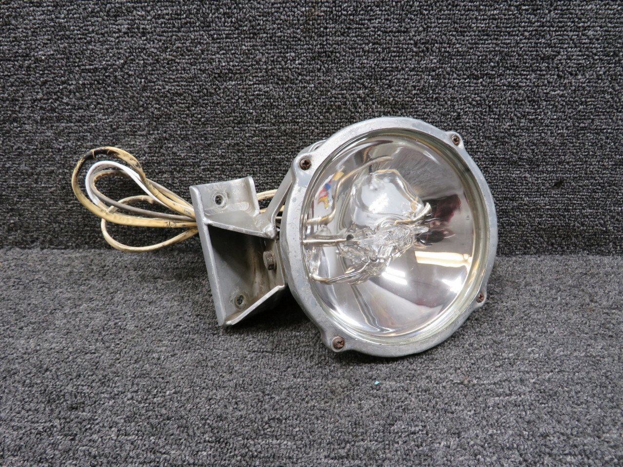 D-7585-18 LearJet Taxi Light Assembly LH with Bracket (Dented)