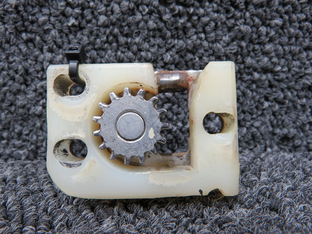 0711694-16 Cessna 182M Right Hand Cabin Door Clutch Assembly