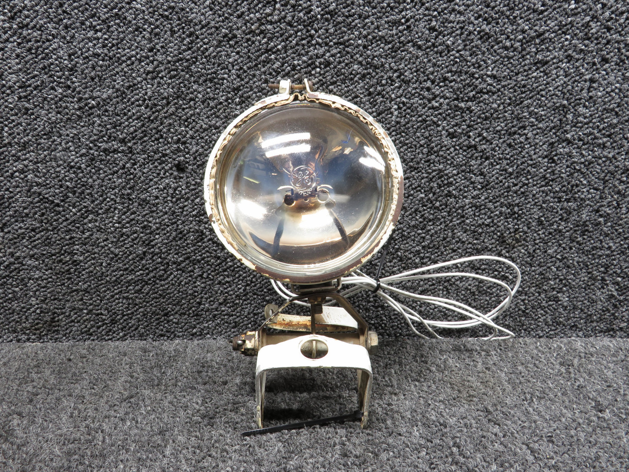 42138 Cessna 404 General Electric Taxi Light Assembly (Worn)