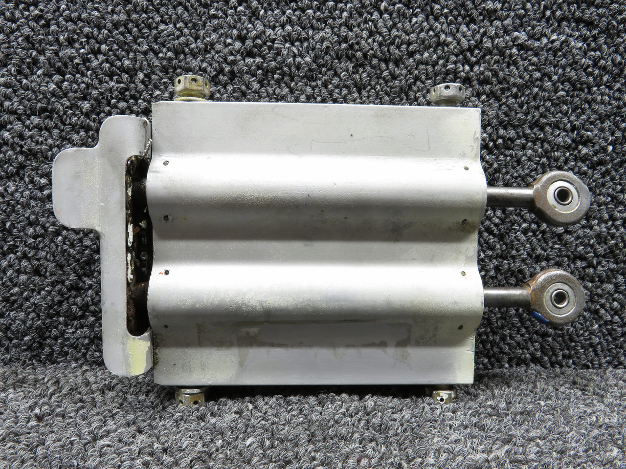 Cessna117出品　2個口 5565450-23 (Use: 6565141-2) Cessna 500 Rudder Trim Actuator Assembly