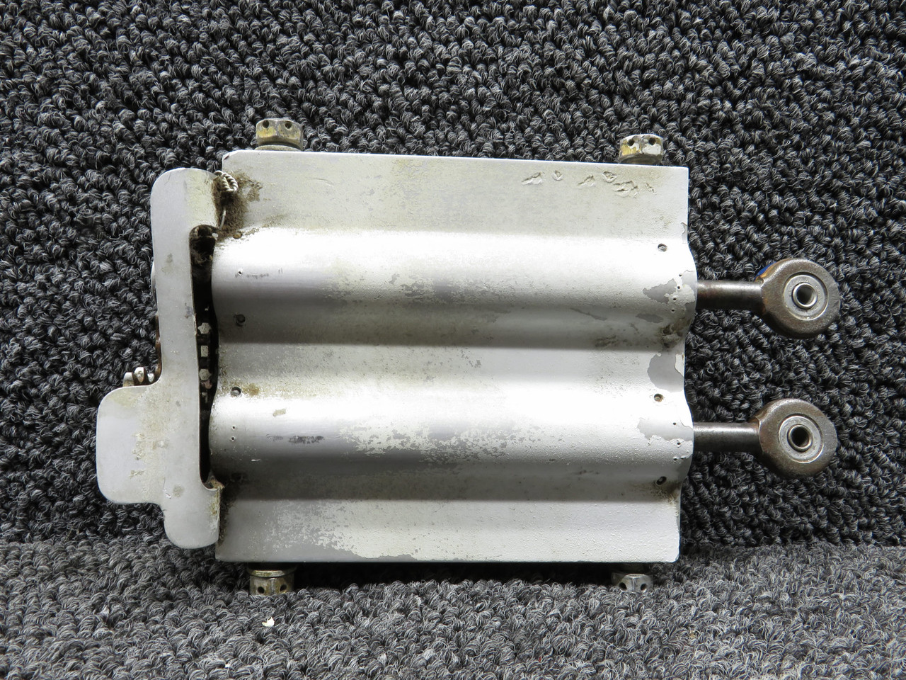 Cessna117出品　2個口 5565450-23 (Use: 6565141-2) Cessna 500 Rudder Trim Actuator Assembly
