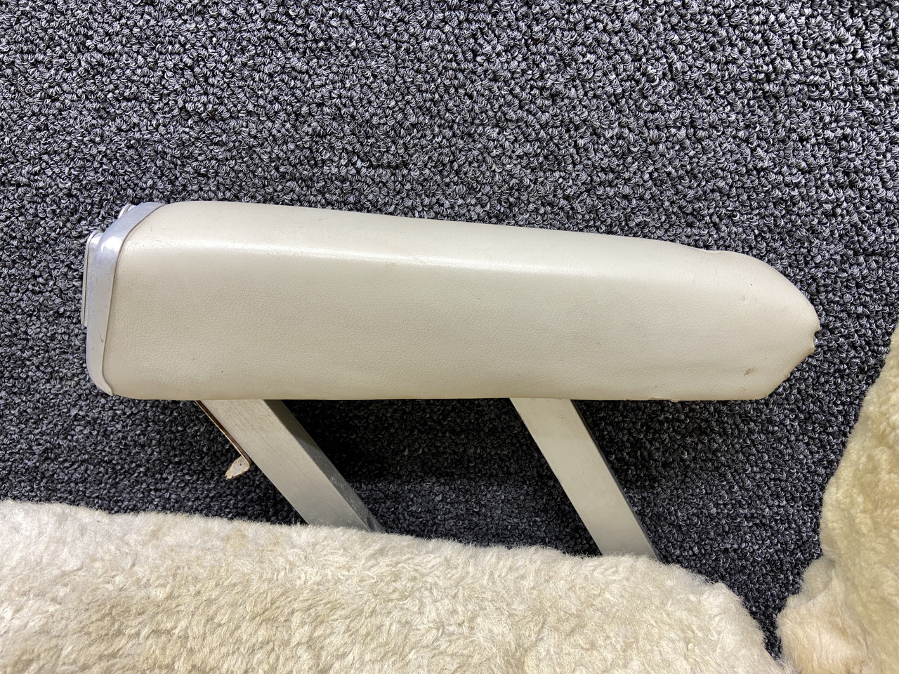 a.flat ヘッドレスト 106-530060-13 Beechcraft A36 Pilot Vertical Adjust Seat Assembly