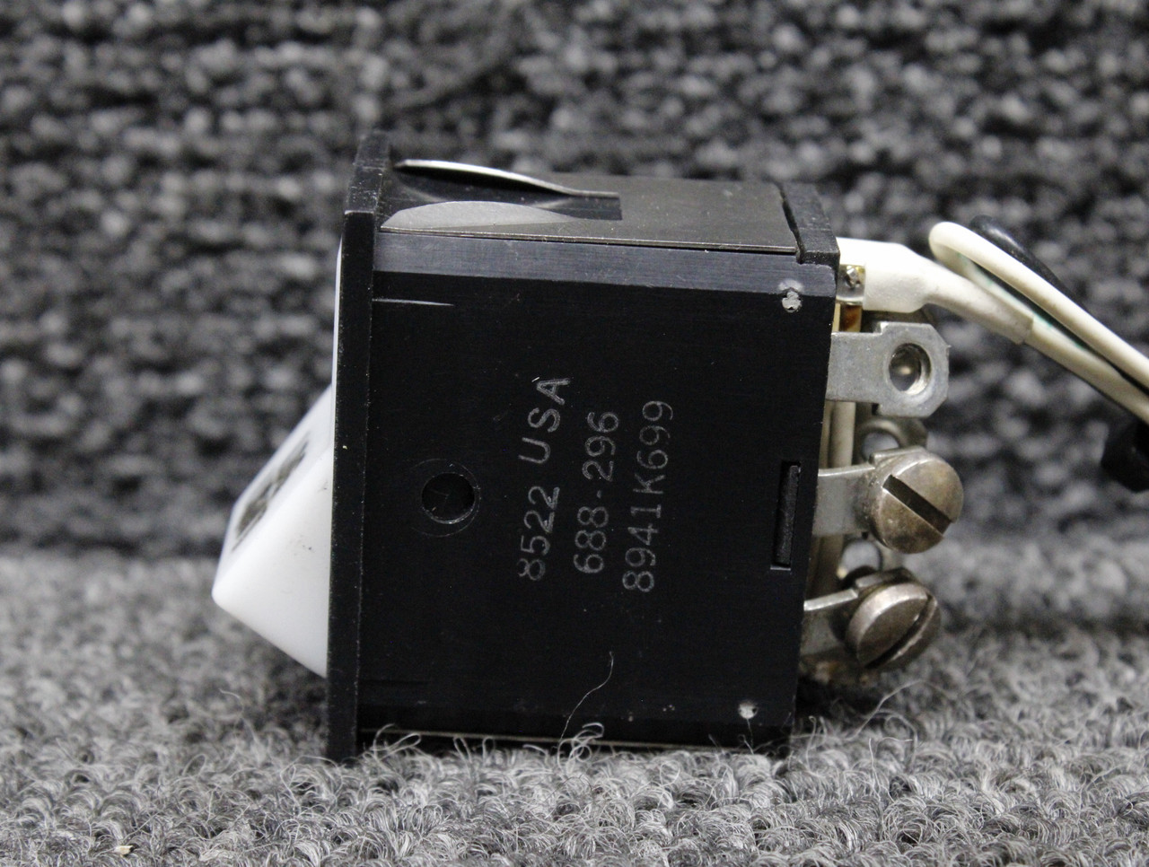 688-296 (Alternate PN: 8941K699) Piper PA46-310P Landing Light