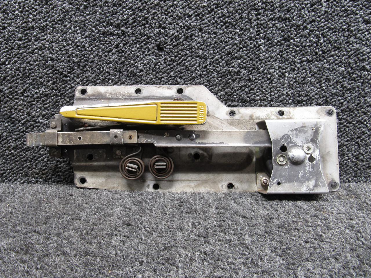 Cessna117出品　2個口 0711061-6 Cessna Cabin Door Latch Assembly For Sale
