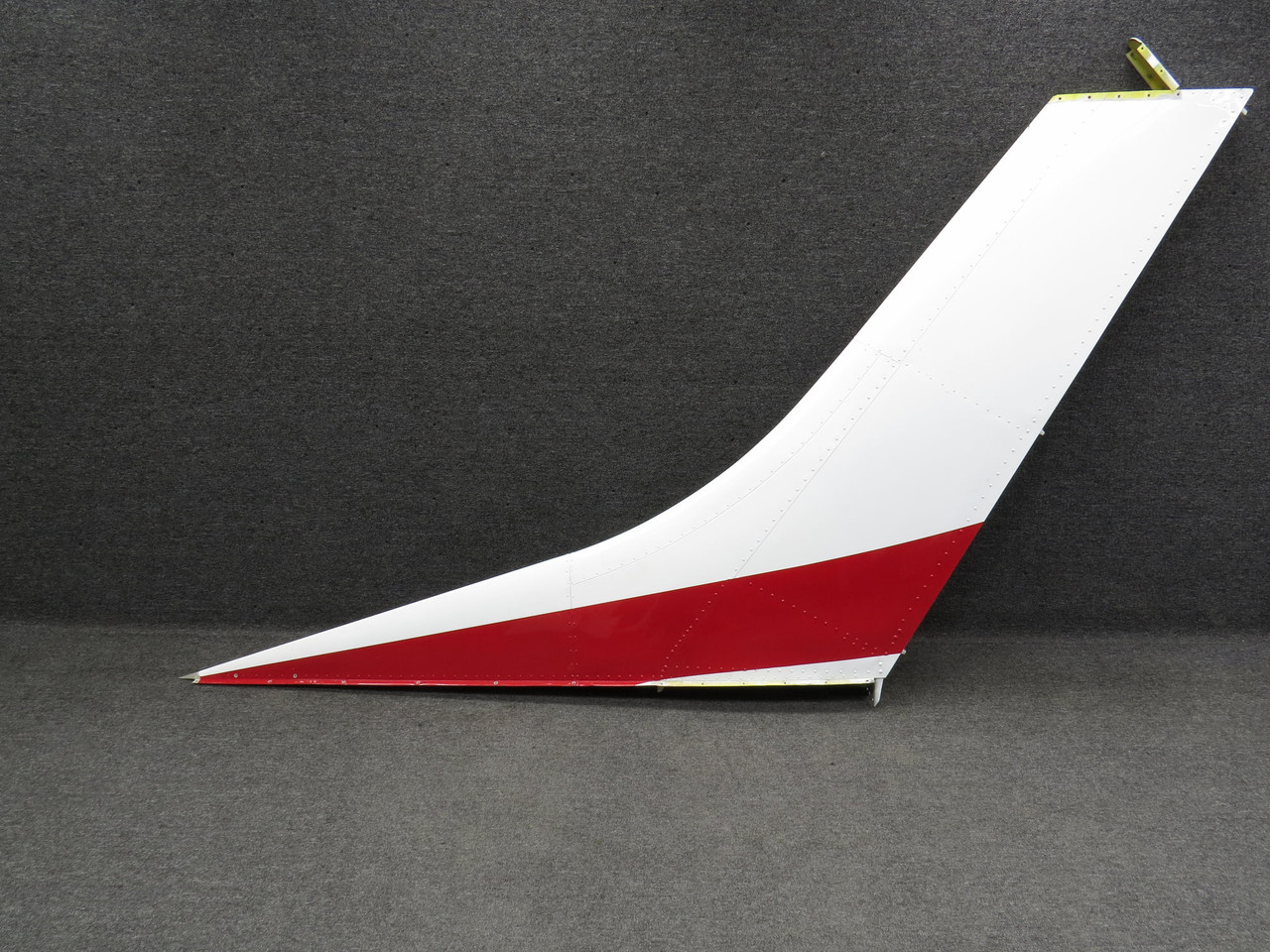 2351　3127　3623　3820 1231000-20 Cessna 182M Vertical Fin