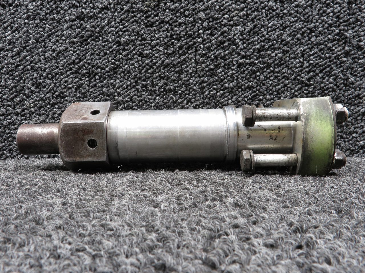 0541124-1 Cessna 172G MLG Axel Assembly with Nut – Heavy Duty For Sale