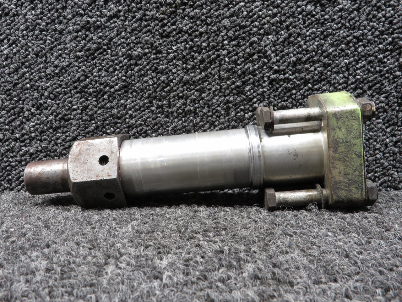 0541124-1 Cessna 172G MLG Axel Assembly with Nut – Heavy Duty