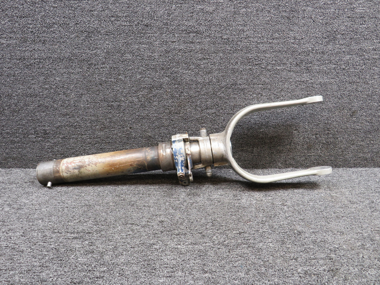 8490ページ 0442504-3 (Cast: 442503-497) Cessna 150H Nose Landing Gear Strut